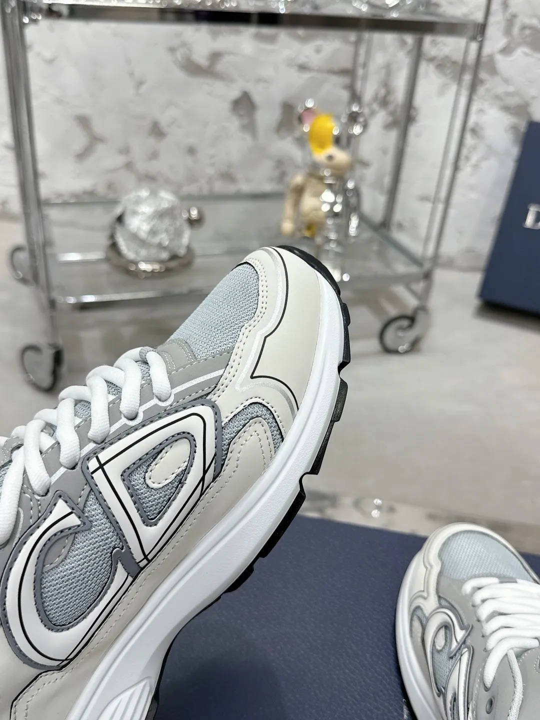 Men's men's shoes 💰600❤️❤️❤️High version Dior Dior's latest color matching B30 series reflective dad sneakers original 17380💰 purchased for development and production Brand new B30 sneakers Dad Shoes style shoes that follow the trend of the retro market The Dior logo on the tongue also indicates that this pair of shoes is the B30 model! B30 uses fine-textured leather and mesh cloth materials to form a shoe body. There are conspicuous letters CD on both sides of the shoe body to indicate identity. Many lines on the shoe body outline details to make the shoes look less monotonous and full of retro flavor. The delivery counter is exquisitely packaged🛍📦 ▪️Fabric: Original customized technical fabric + mesh ▪️Inner lining: Customized breathable lining ▪️Outsole: Original molded IP foam + TPU outsole ▪️Sole thickness: 3.5CM ▪️Size: Women’s size 35-40 / Men’s size 39-46